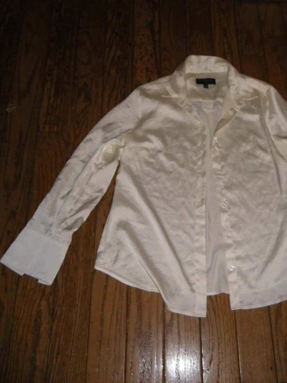 Women’s Banana Republic Classic Fit Silk-Like Button Up Blouse - Picture 4 of 5